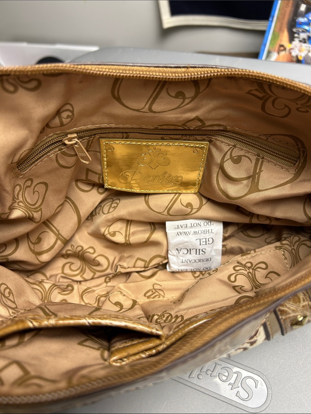 Dereon Gold-Tone Accent Floral Jacquard Shoulder Bag. (Tidal Wave) - Picture 6 of 7